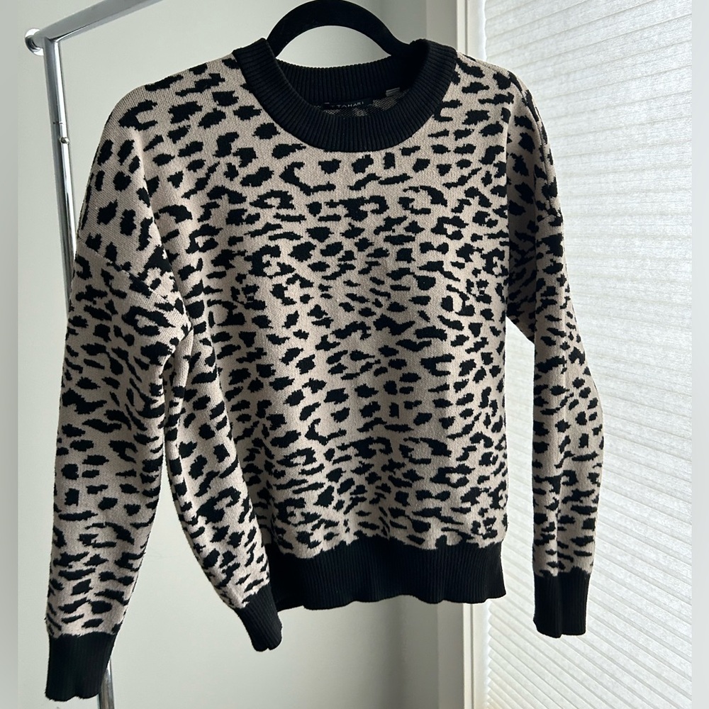 Crewneck leopard sweater